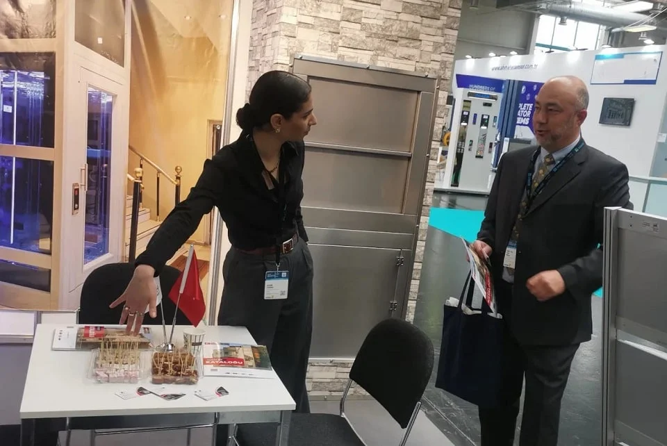 Çift katlı yemek asansörü